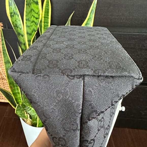 βSOLDβ Authentic Gucci Canvass Shoulder Bag - Picture 14 of 16